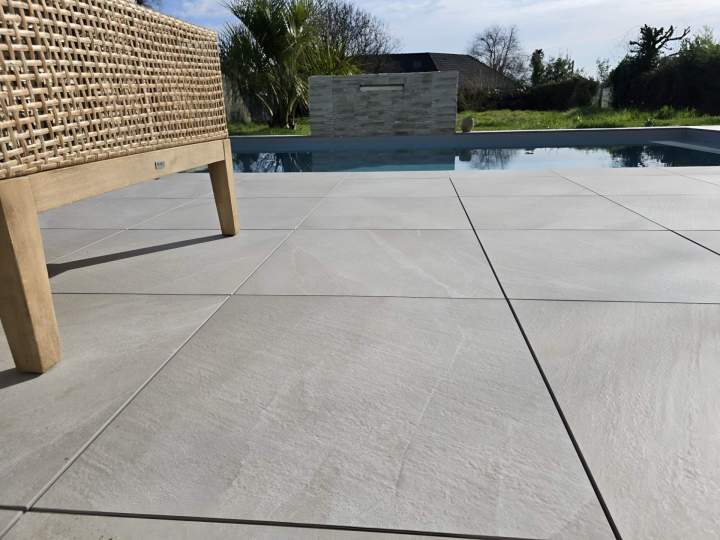 Pose de dalles sur plots pour terrasses.