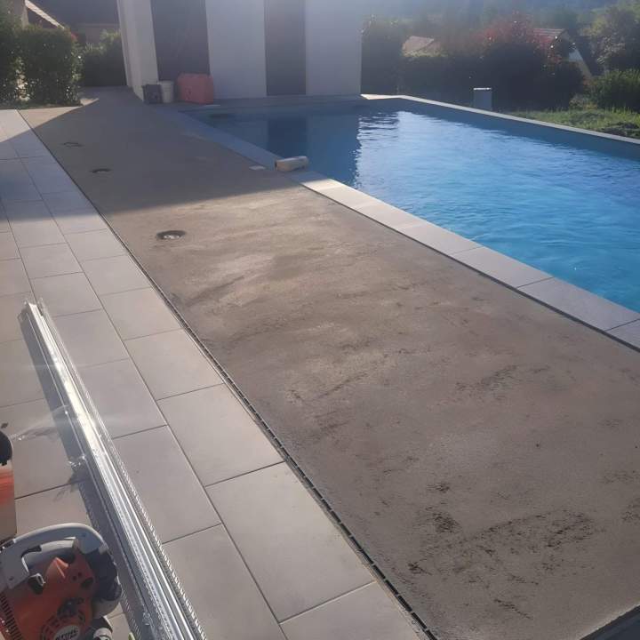 Habillage et plages de piscine en carrelage.
